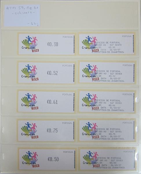 0265 (227).jpg -     Lote:    265      Colecção Especializada - Etiquetas      Lotes Especiais       Descrição:      1981/2010 &mdash; Etiquetas.   Coleção composta por 12 álbuns com etiquetas desde percursoras e Framas até 2010, com provas, erros, FDC's, etiquetas novas e usadas, sobrescritos circulados, variedades de impressão e papéis. Importante estudo. Lote a ver.        Lote ETQ       Valor Base:     &euro; 3000,00     Valor Venda:     &euro;      